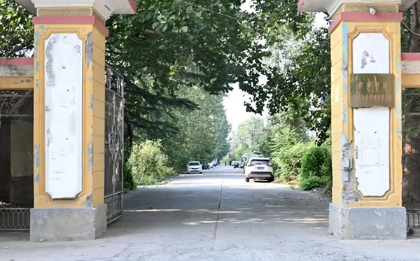 1978年，老董事長賀國興擔(dān)任國營新鄉(xiāng)縣拖拉機(jī)修造廠機(jī)修車間主任，經(jīng)多方走訪，最終帶隊自主研發(fā)出了拖修廠第一臺振動設(shè)備，并成功供貨太原鋼鐵廠